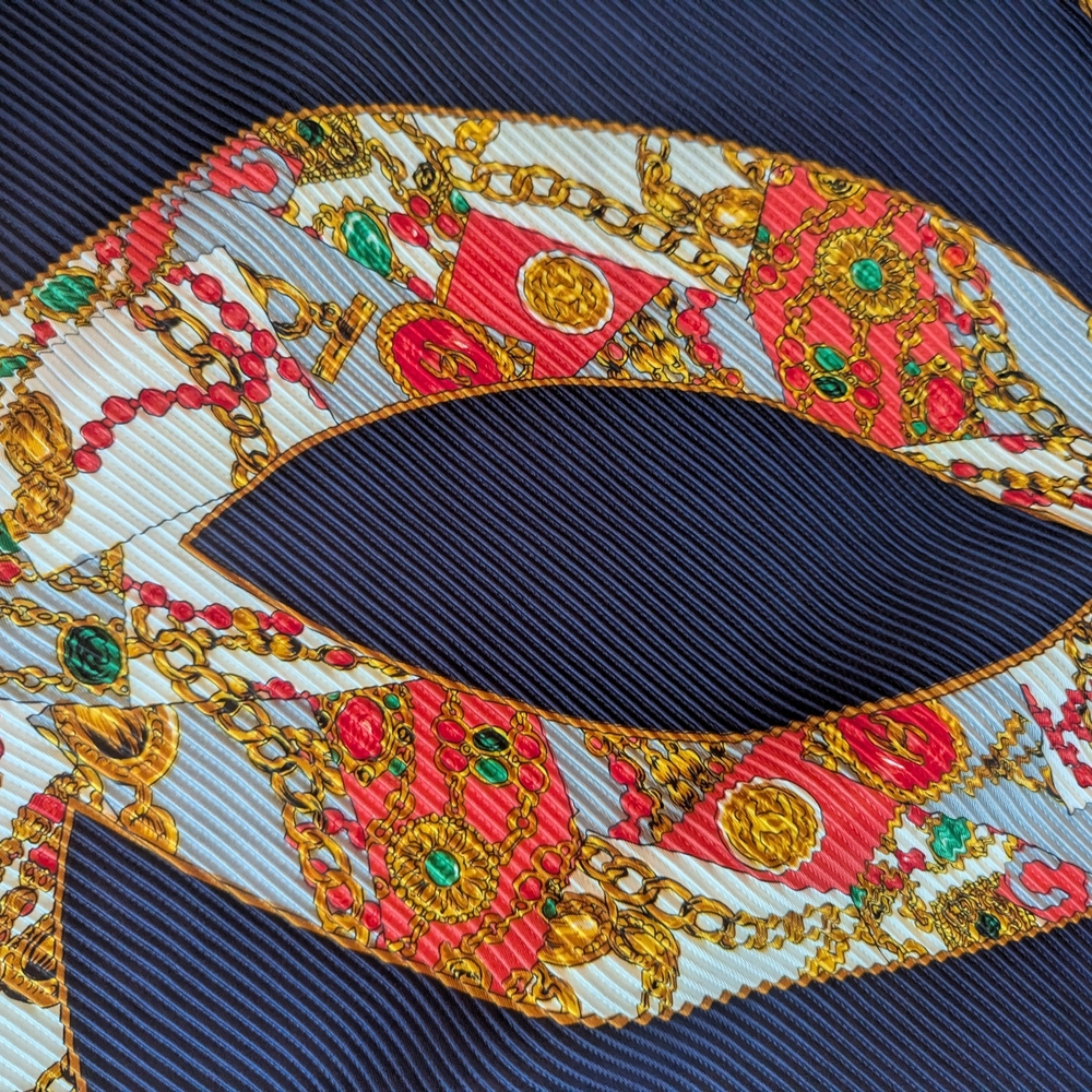 Vintage CHANEL – PARIS Pleated Silk Scarf | Rare 1980s Jewelry Chain Logo Print - Picture 4 of 9